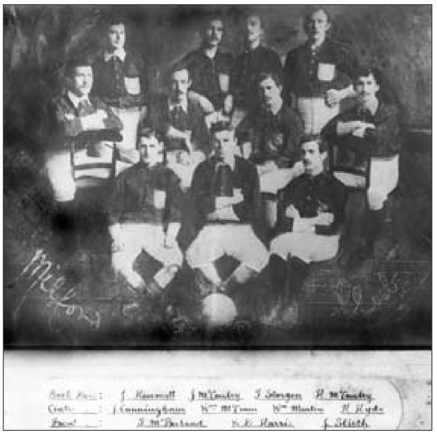 Ein Schwarz-Weiß-Foto einer Fußballmannschaft aus den 1920er Jahren, mit Spielern, die in einem Halbkreis angeordnet sind, und Text unten, der den Namen und das Jahr der Mannschaft angibt.
