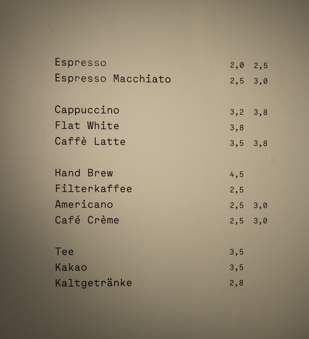 Eine Speisekarte mit Kaffee-Artikeln wie Espresso, Macchiato, Cappuccino, Flat White und Latte.