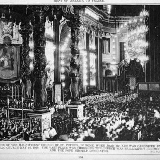 Schwarz-weiß-Foto einer großen Menschenmenge in einer Kirche mit Säulen, Lichtern und einem gerahmten Foto an der Wand, beschriftet mit "St. Peter's Mass, May 16, 1920".