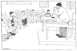 Ein Mann sitzt an einem Schreibtisch mit Büchern und Gegenständen, während Kinder ihm gegenüberstehen; Papiere mit Text hängen an der Wand hinter ihm, was auf eine Schulumgebung hinweist.