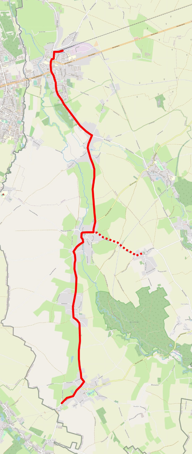 Karte einer Stadt mit einer roten Linie, die eine Radtourroute markiert, zeigt Straßen, Sehenswürdigkeiten und Punkte von Interesse entlang des Weges.