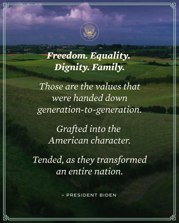 Ein Plakat mit den Worten "Freiheit, Gleichheit, Würde, Familie" umgeben von einem Logo, Bäumen, Gras und einem bewölkten Himmel.