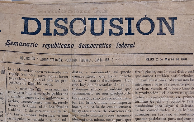 Eine gelbliche, leicht zerknitterte Zeitung mit der schwarzen Schrift "Diskussion" darauf, mit der Schlagzeile "Semanario Repúblicano Democrático Federal".