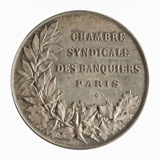 Silbermedaille mit der Aufschrift "Chambre Syndicale des Banquiers Paris" auf weißem Hintergrund.