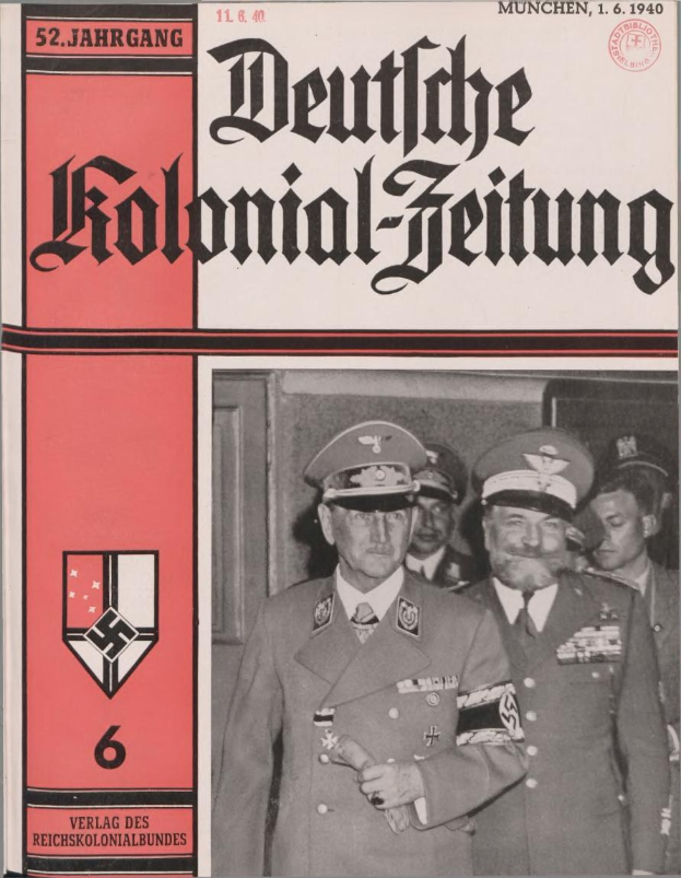 Buch mit dem Titel "Deutsches Kolonial-Feitung", datiert auf 11/1940, mit einem Bild von Adolf Hitler auf dem Cover, gehalten von einer Person umgeben von anderen mit Mützen.