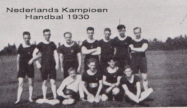 Schwarze und weiße Fotografie einer Handballmannschaft von 1930 mit einigen stehenden und sitzenden Mitgliedern im Vordergrund, Bäume und einen klaren Himmel im Hintergrund und Text oben.