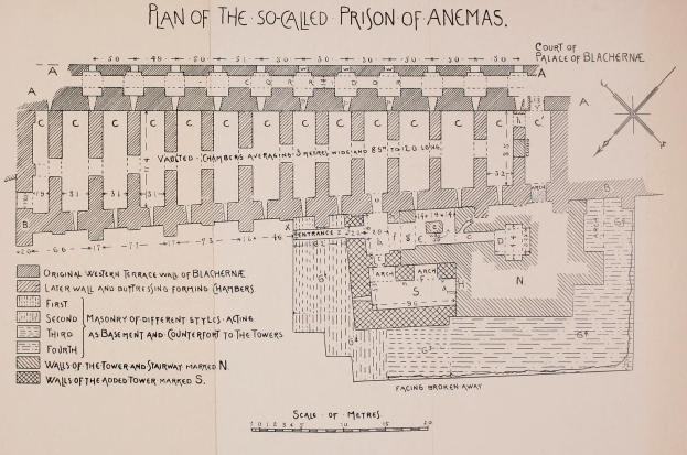 Schwarz-weißer Architekturplan des Anemas-Gefängnisses, der etikettierte Räume, Korridore, Fenster und Türen auf Papier zeigt.