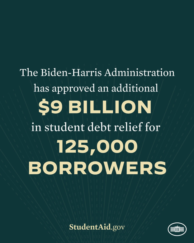 Ein Plakat mit dem Text "Die Biden-Harris-Regierung hatadditionalen $9 Milliarden in der Studentenschuldenentlastung für 125.000 Darlehensnehmer genehmigt" und einem Logo unten.