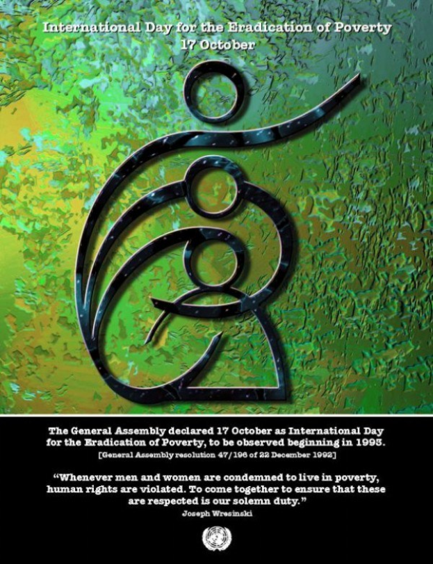 Plakat zum Internationalen Tag zur Beseitigung der Armut mit einem kreisförmigen Logo mit einer Hand in einem Blattkranz, fetter weißer Schrift, die "Internationaler Tag" liest, auf einem hellblauen Hintergrund mit einem weißen Rand.