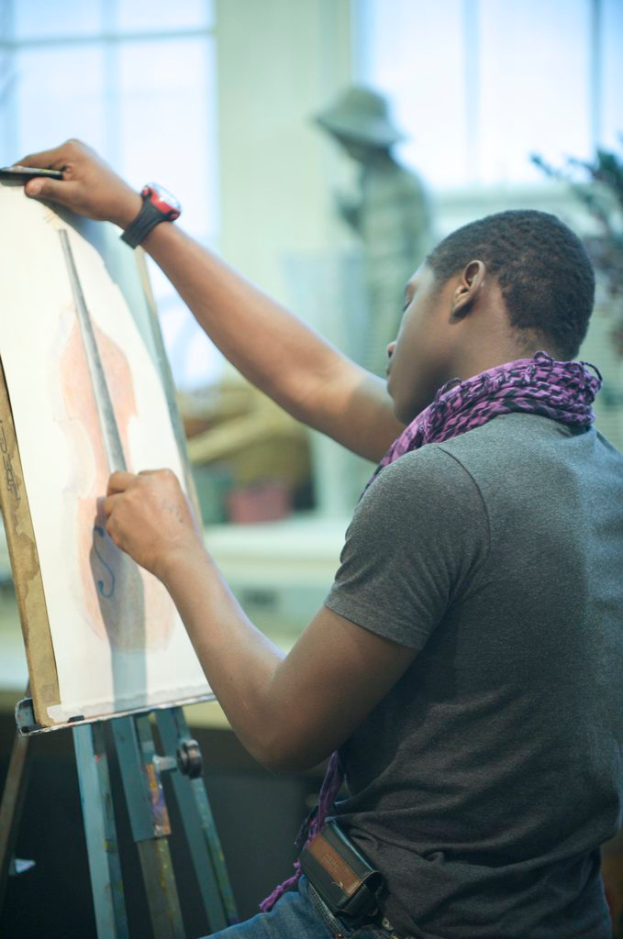 Ein Mann in einem Mantel und mit Armbanduhr hält eine Zeichenbrett, mit zwei Fenstern und einer Person mit Hut im Hintergrund.