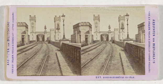 Schwarzes und weißes stereoskopisches Foto einer Eisenbahnschiene mit der Eisenbahnbrücke in Köln, Deutschland, mit Eisenbahnschienen, Wänden, Polen, Statuen, Himmel und Text.
