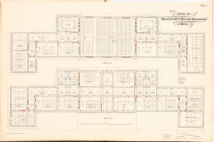 Offenes Buch mit detailliertem Grundriss des Berliner Olympiastadions mit begleitendem Text über dessen Aufbau.