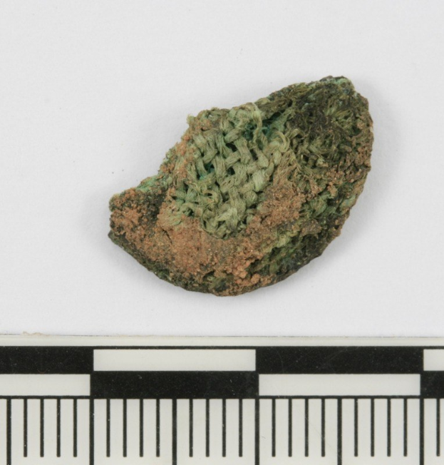 Grün und braune Licorice auf einem Lineal mit einer Skala unten.