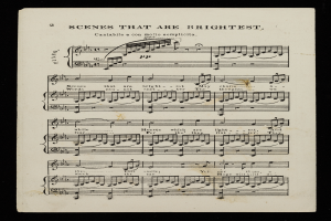 Ein altes Notenblatt mit den Worten "scenes that are brightest" darauf geschrieben, gefüllt mit musikalischen Symbolen und Text gegen einen schwarzen Hintergrund.