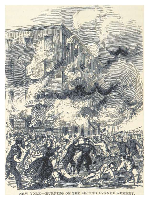 Ein historisches Plakat zeigt das Brennen des Second Avenue Armory in New York City, mit Menschen davor und Rauch, der aus dem Gebäude aufsteigt, begleitet von Text unten.