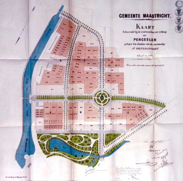 Ein detaillierter Stadtplan auf Papier mit beschrifteten Straßen, Gebäuden und Sehenswürdigkeiten, begleitet von beschreibendem Text.