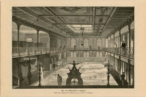 Eine Gravur eines großen Raums mit einer Fontäne in der Mitte, umgeben von Menschen, Säulen, Fenstern und einer Decke, mit der Inschrift "Die Eislaufhalle im Schloss Versailles" unten.