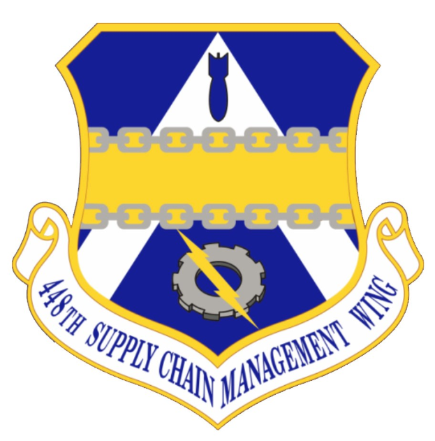 Logo der 48. Supply Chain Management Wing mit einem blauen Schild mit einem weißen Stern und einem weißen Banner mit der Aufschrift "Supply Chain Management" in blau, alles von einem weißen Rand mit der schwarzen Schrift "48. Supply Chain Management Wing" umgeben.