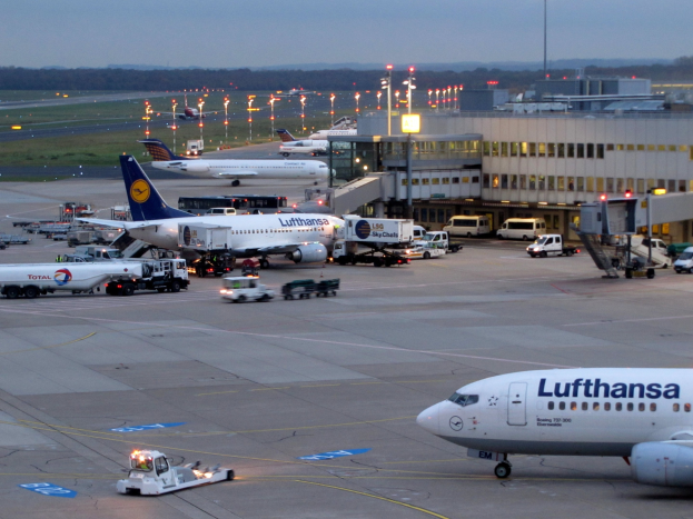 Lufthansa Airbus A330-300 am Frankfurter Flughafen mit umgebender Flughafeninfrastruktur und wolkenlosem Himmel.