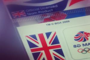 Nahaufnahme eines Ausweises mit der amerikanischen Flagge und dem Text "Critical Licence" auf der Vorderseite.