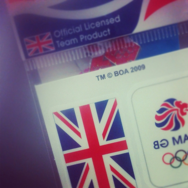 Nahaufnahme eines Ausweises mit der amerikanischen Flagge und dem Text "Critical Licence" auf der Vorderseite.