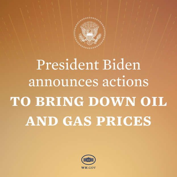 Präsident Biden an einem Rednerpult mit einem Plakat, das ein Logo und Text zu Maßnahmen gegen Öl- und Gaspreise zeigt.