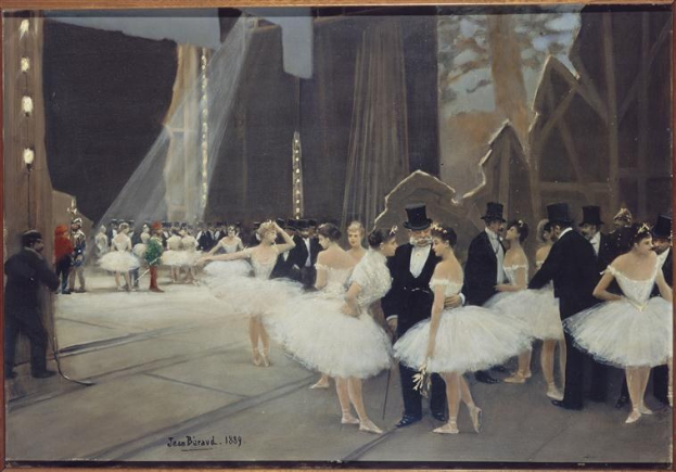 Gemälde mit dem Titel "Tanz an der Oper" von Jean Beraud, 1889, das Tänzer in weißen Tutus und Hüten auf einer Bühne mit Bühnenbeleuchtung und einem Photo-Rahmen zeigt.