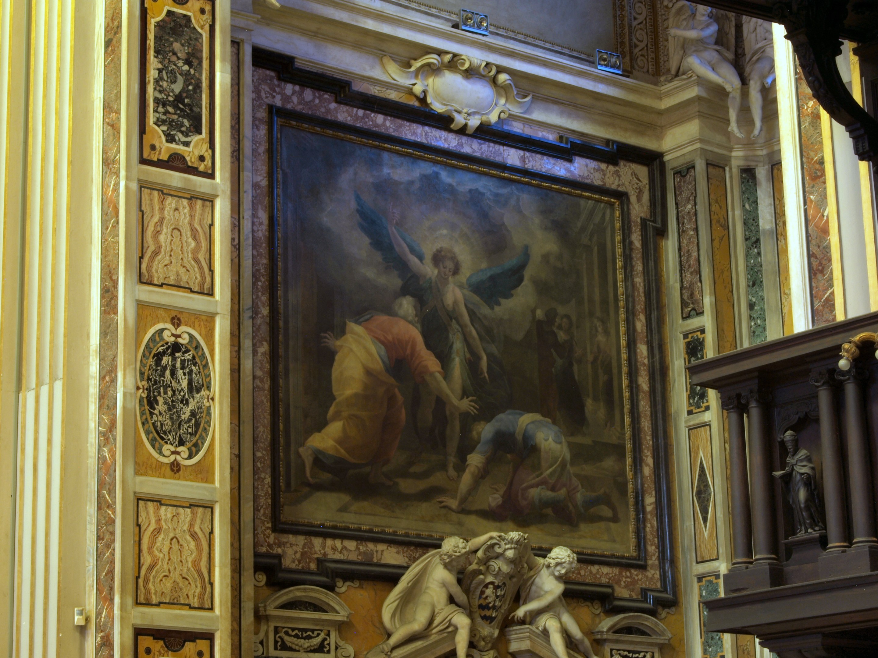 Ein gerahmtes Gemälde an einer Kirchenwand, mit Skulpturen und Säulen auf der rechten Seite, das Großartigkeit und Geschichte vermittelt.