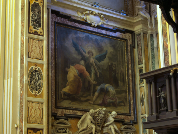 Ein gerahmtes Gemälde an einer Kirchenwand, mit Skulpturen und Säulen auf der rechten Seite, das Großartigkeit und Geschichte vermittelt.