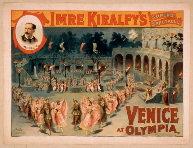 Plakat für Imre Kiralfys Super-Spektakel in Venedig, das kostümierte Künstler vor einem gebogenen Gebäude mit Laternen und Bäumen und einer Person auf dem Plakat zeigt.