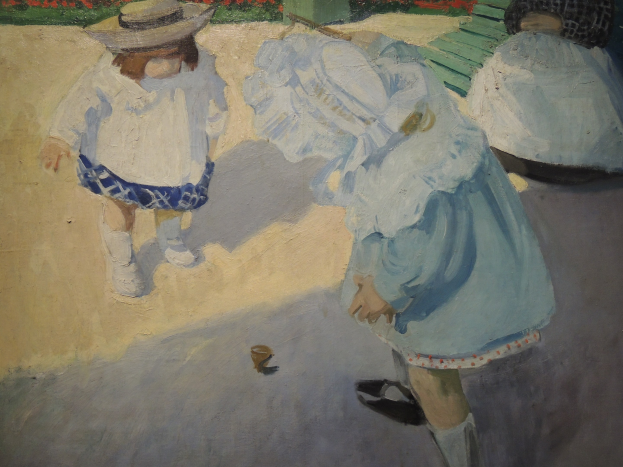 Malen von zwei Kindern in bunten Kleidern und Hüten, die in einem sonnendurchfluteten Park mit saftig grünem Gras und leuchtenden Blumen spielen, wobei eines der Kinder ein Objekt hält.