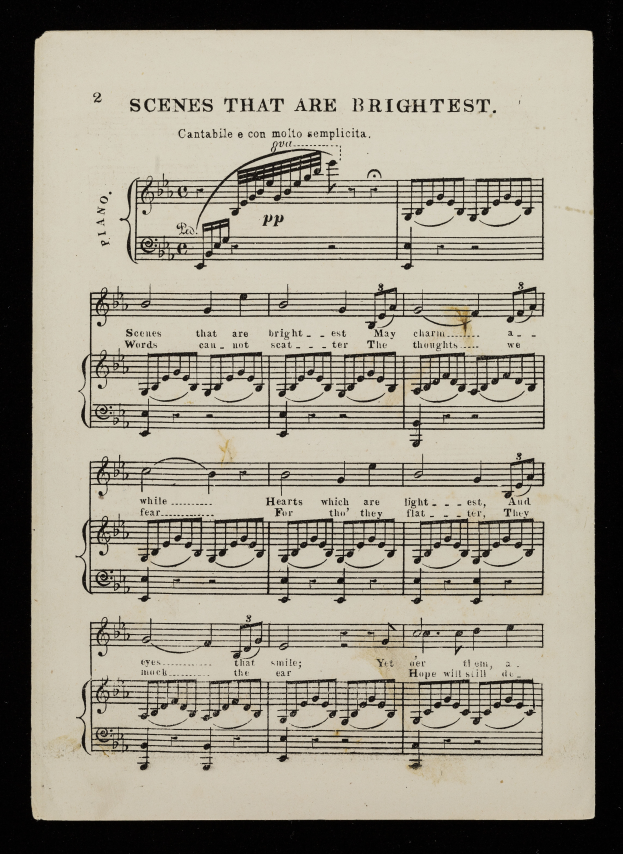 Ein altes Notenblatt mit den Worten "scenes that are brightest" darauf geschrieben, gefüllt mit musikalischen Symbolen und Text gegen einen schwarzen Hintergrund.