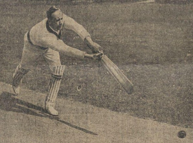 Schwarzes und weißes Foto eines Mannes, der einen Cricket-Schläger hält und einen Ball vor sich hat, beschriftet mit "Cricket World Cup 1948".