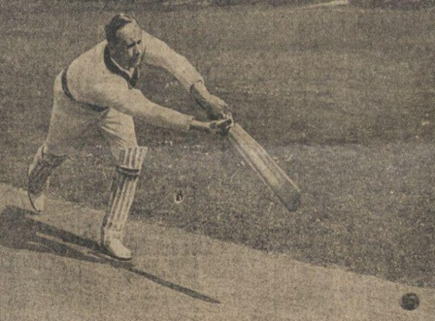 Schwarzes und weißes Foto eines Mannes, der einen Cricket-Schläger hält und einen Ball vor sich hat, beschriftet mit "Cricket World Cup 1948".