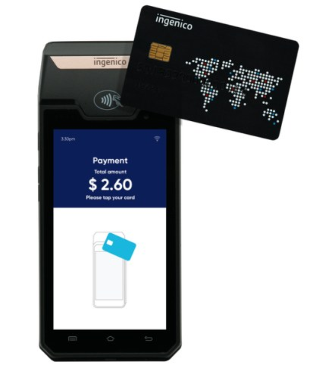 Mobiltelefon mit einer Ingenico-Mobilzahlungsystem-Schnittstelle neben einer Kreditkarte.