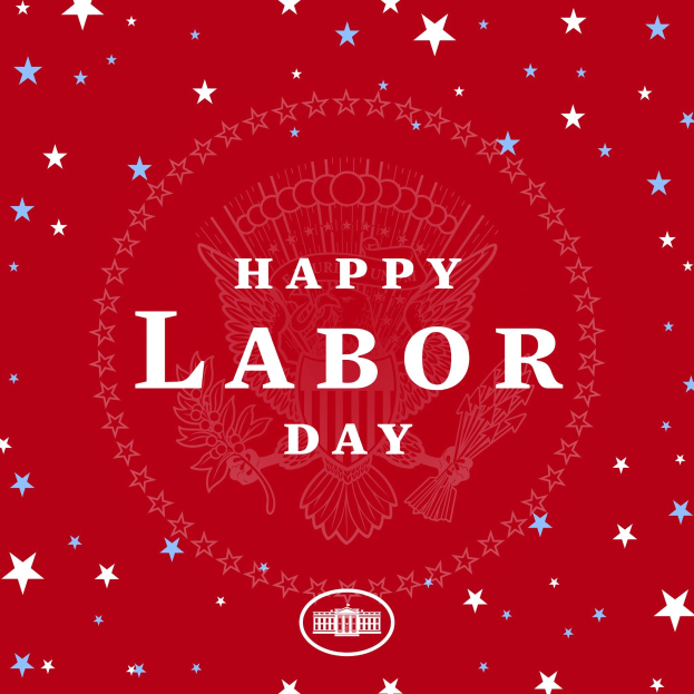 Plakat mit "Happy Labor Day" in fetten weißen Buchstaben auf einem hellroten Hintergrund, umgeben von mehrfarbigen Sternen verschiedener Größen.