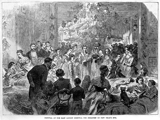 Schwarz-weiß-Zeichnung einer Menschenmenge in einem Raum, einige stehen, einige sitzen auf Stühlen, mit Text unten, der "Fest im Ostlondoner Kinderkrankenhaus am Silvesterabend" lautet.