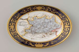 Ein weißes Kennzeichen mit einer detaillierten Deutschlandkarte, verziert mit aufwändigen Designs und Texten.