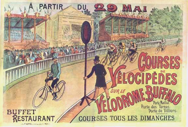 Plakat für ein Velodrom in Buffalo, New York, das Radfahrer auf einer umzäunten Straße mit einem Gebäude und Bäumen im Hintergrund zeigt und Text, der Details zum Event enthält.