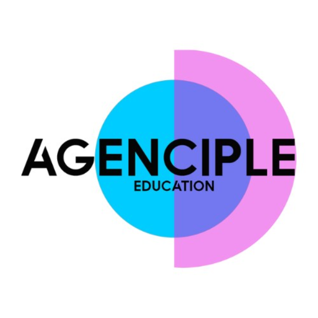 Ein weißer Hintergrund mit einem bunten Kreis, der den Text 'Agence Education' in schwarz enthält, in blau und pink unterteilt, schwarz umrandet und mit einem Podcast-Logo in der rechten unteren Ecke.