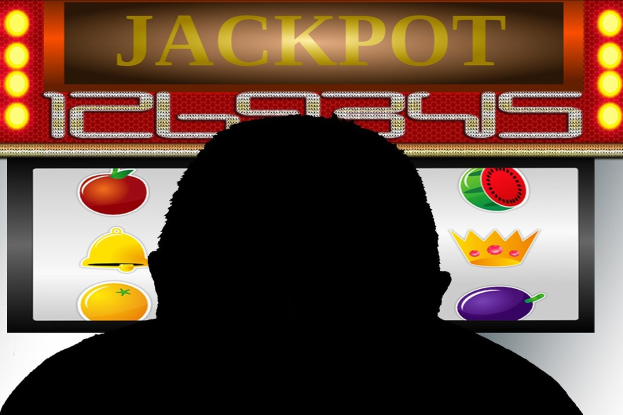 Ein Mann spielt an einem Online-Slot-Automaten mit "Jackpot"-Anzeige, umgeben von fruchtmotivischen Spielelementen.