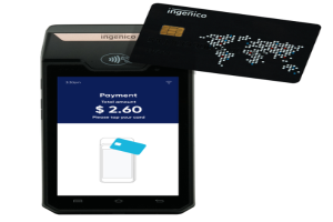 Ein Mobiltelefon mit einer Kreditkarte daneben, das ein Ingenico-Mobilzahlungssystem darstellt.