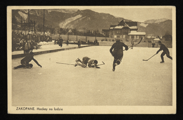 Schwarzes und weißes Foto von Menschen, die Hockey auf einem Eisstadion spielen, mit Gebäuden, Bäumen, Pfählen und Bergen im Hintergrund; Text unten.