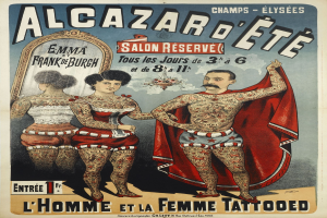 Ein Plakat in Paris, das eine Tattoo-Studio bewirbt, zeigt einen Mann und eine Frau mit sichtbaren Tattoos nebeneinanderstehend und Text, der das Studio bewirbt.