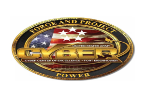 Logo der United States Army Cyber Center of Excellence auf Fort Eisenhower, das einen blauen Kreis mit einem wei├čen Stern und die Schrift 'Forge and Project Cyber Power' in fetter schwarzer Schrift zeigt.
