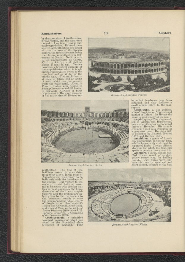 Ein aufgeschlagenes Buch mit einem Stadionbild neben Text und zusätzlichen Bildern.