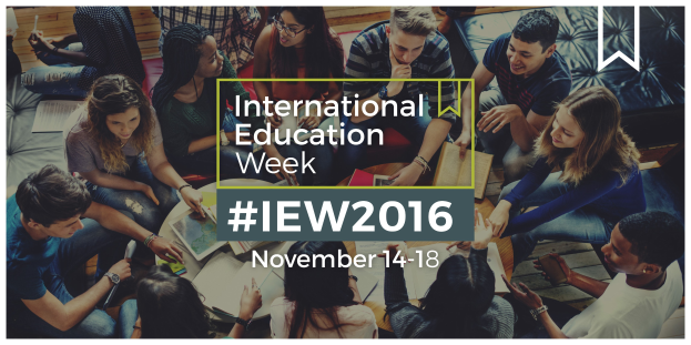 Gruppe von Menschen auf einer Couch sitzend, einige halten Bücher und Stifte, mit "International Education Week IEW 2016"-Text in der Mitte, der scheinbar über das Event diskutiert.