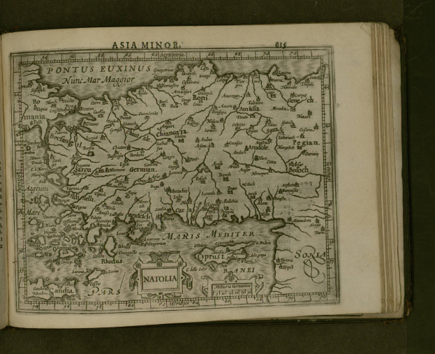 Offenes Buch mit detaillierter Karte von Kleinasien mit geographischen Merkmalen und begleitendem Text.