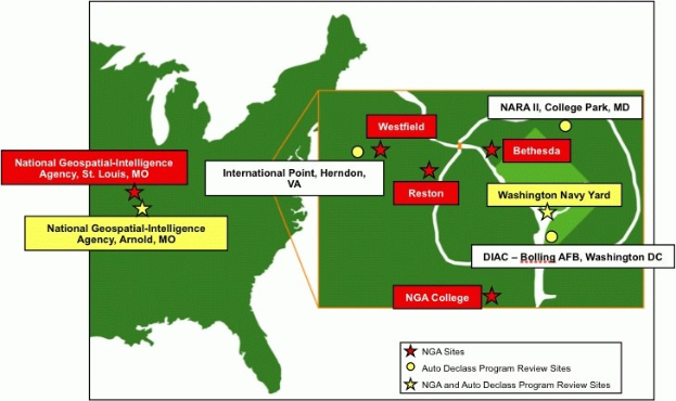Eine detaillierte Karte der Vereinigten Staaten, die die Standorte der National Geospatial Intelligence Agency mit fetter Schrift, Flüssen, Bergen und Städten hervorhebt.