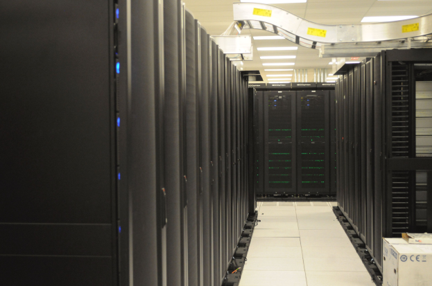 Ein gut beleuchtetes Rechenzentrum mit einer ordentlichen Reihe von beleuchteten Servern.